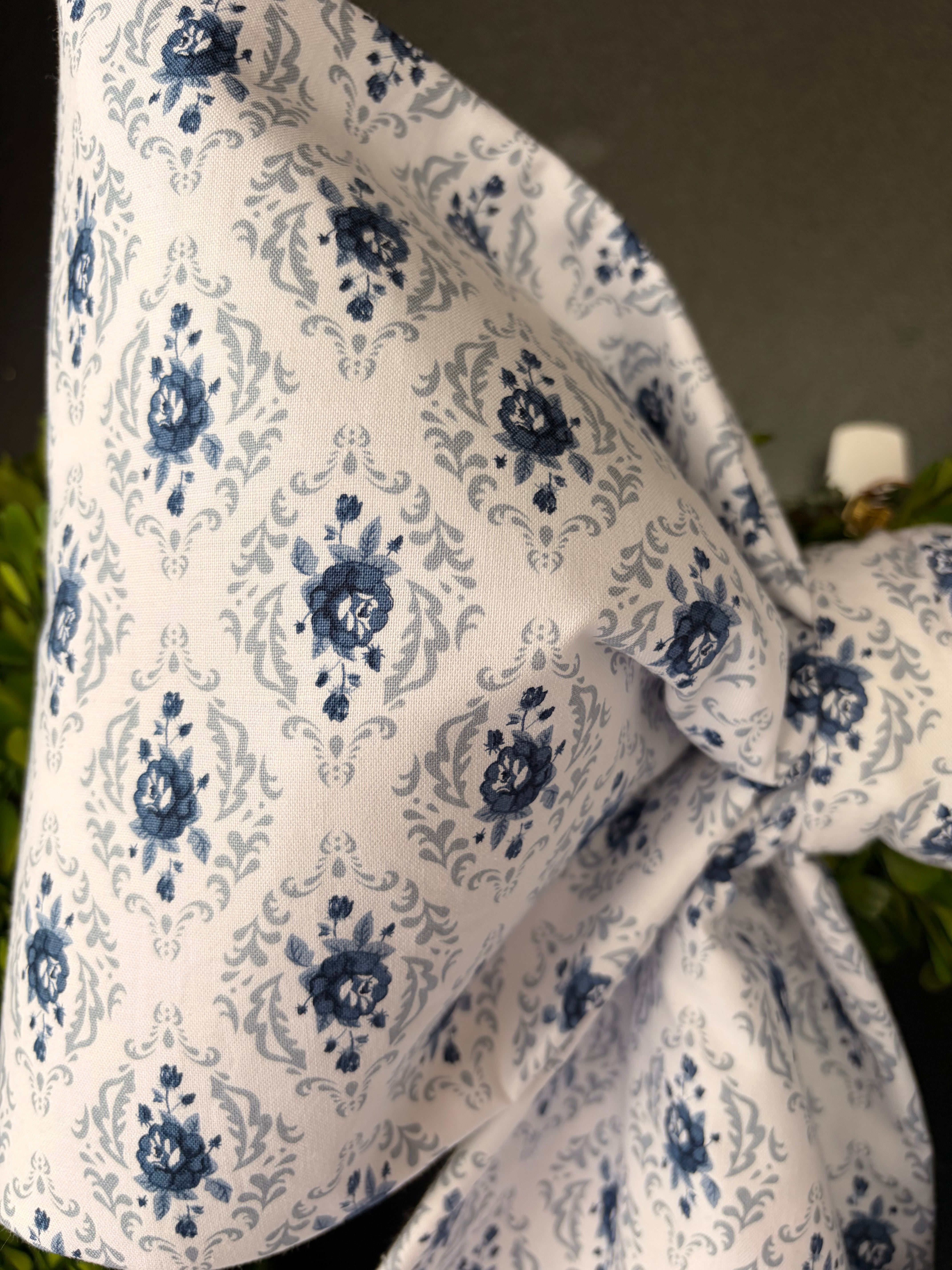 La Rose Bleue Provençale Bow